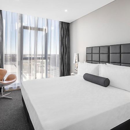 Meriton Suites Mascot Central Sydney Exterior photo A bedroom at the hotel